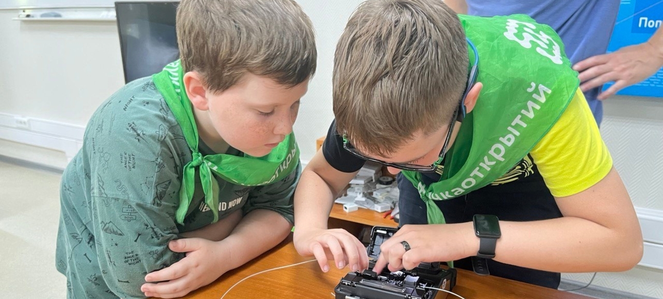Юные инсталляторы: «Ростелеком» в Перми научил детей из летнего лагеря от «Парка науки» варить оптику